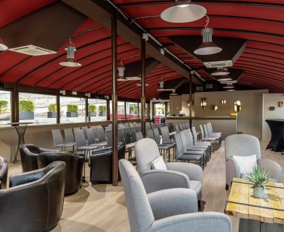 Salle événementielle bateau Paris Yachts plafond rouge chaises grises location séminaire