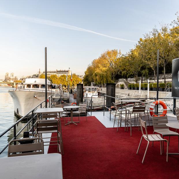 Terrasse extérieure Yachts de Paris sur la Seine, moquette rouge, vue Notre-Dame