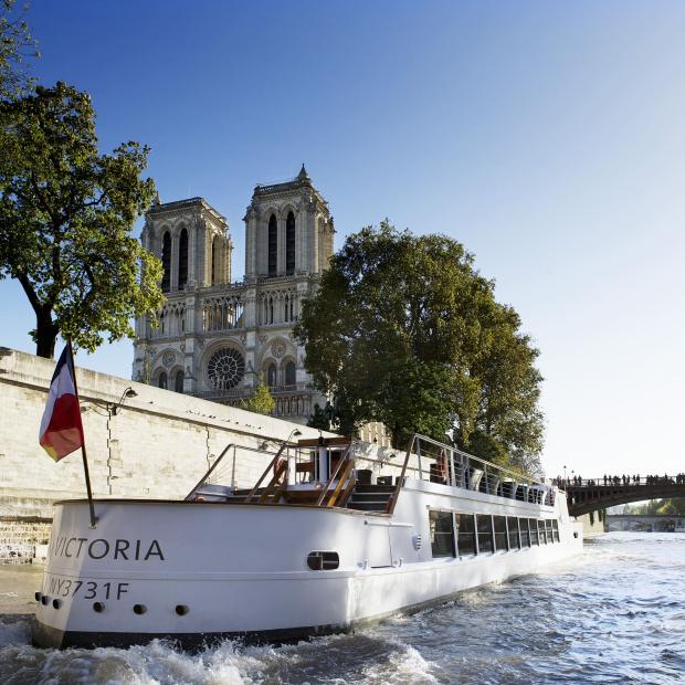 Bateau Victoria sur la Seine devant Notre-Dame de Paris, croisière touristique