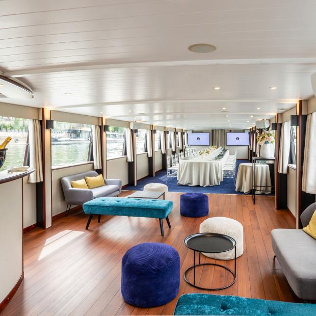Salon intérieur luxueux du yacht Victoria à Paris sur la Seine